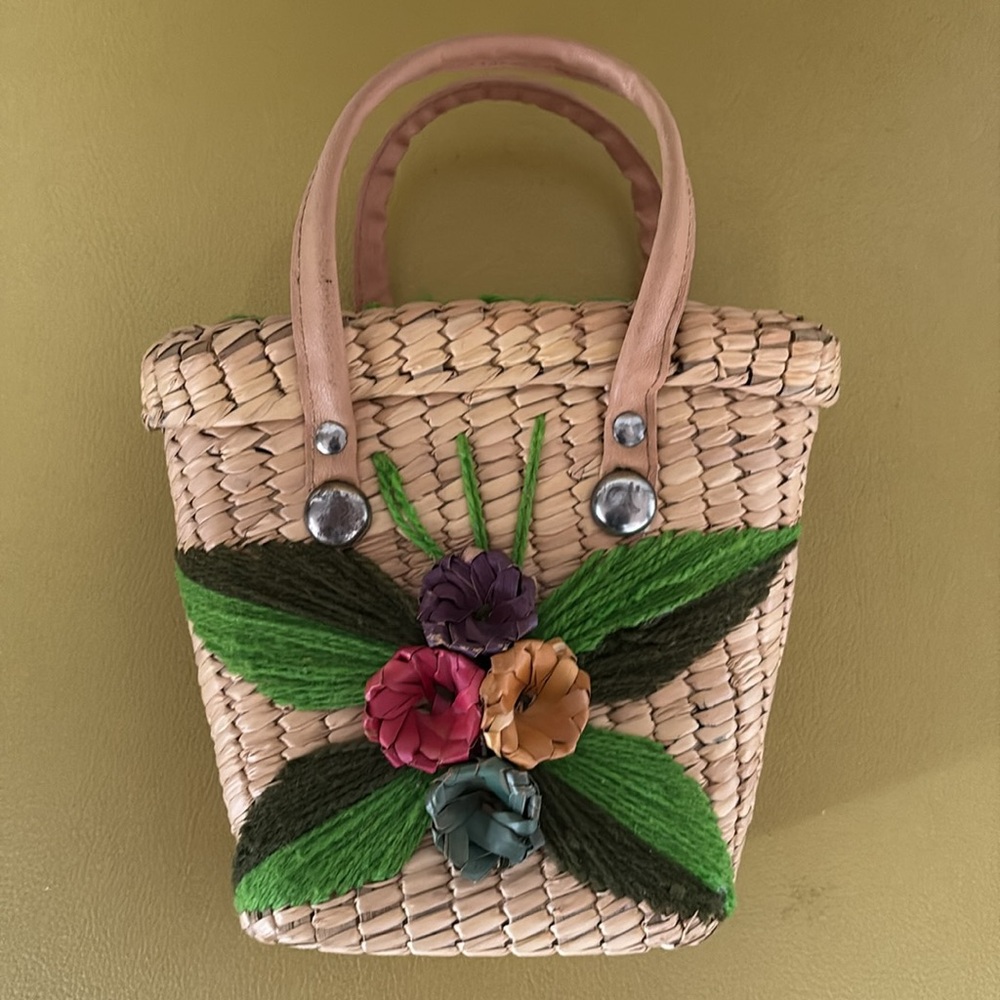 Vintage Straw Handbag Purse with Flowers and yarn from Acapulco Mexico 1970s